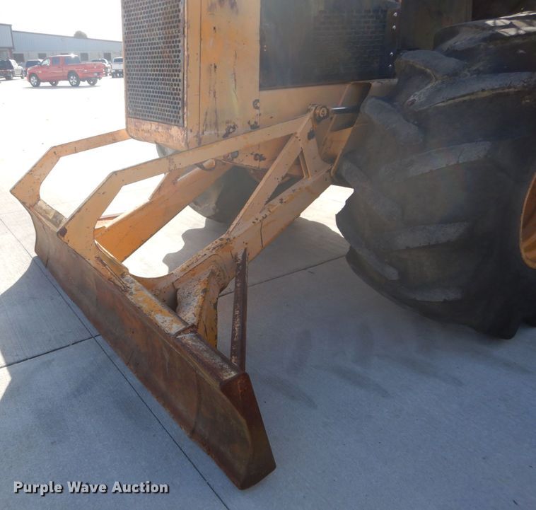 image for item DI1032 John Deere 440 skidder with boom