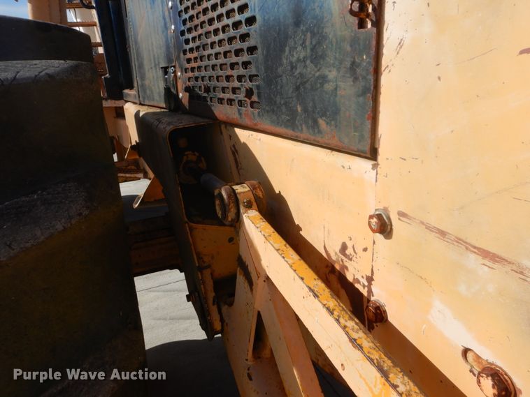 image for item DI1032 John Deere 440 skidder with boom