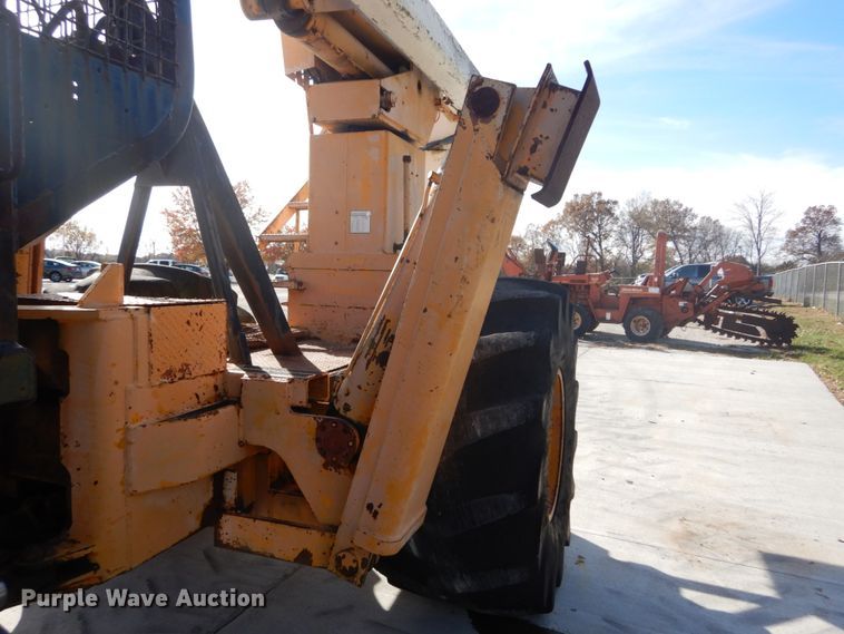 image for item DI1032 John Deere 440 skidder with boom