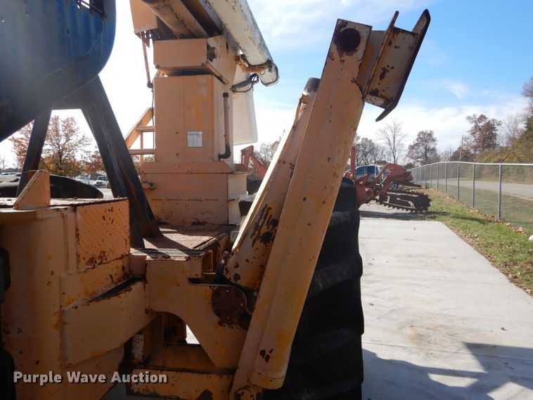 image for item DI1032 John Deere 440 skidder with boom