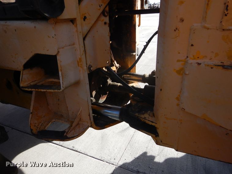 image for item DI1032 John Deere 440 skidder with boom