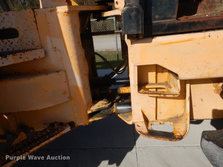 image for item DI1032 John Deere 440 skidder with boom