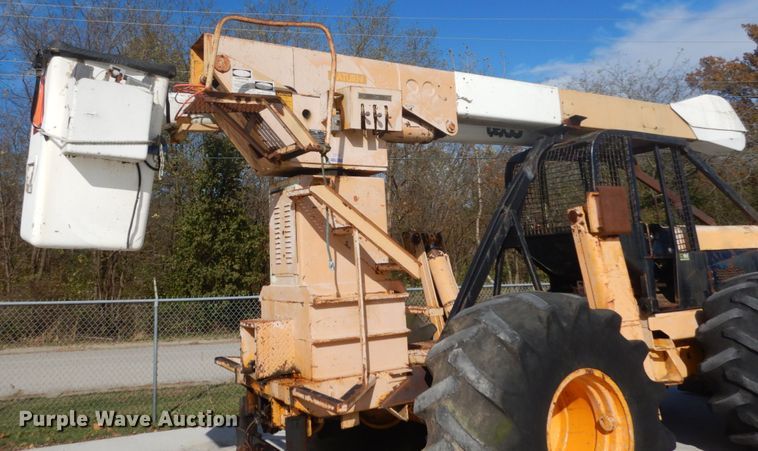 image for item DI1032 John Deere 440 skidder with boom