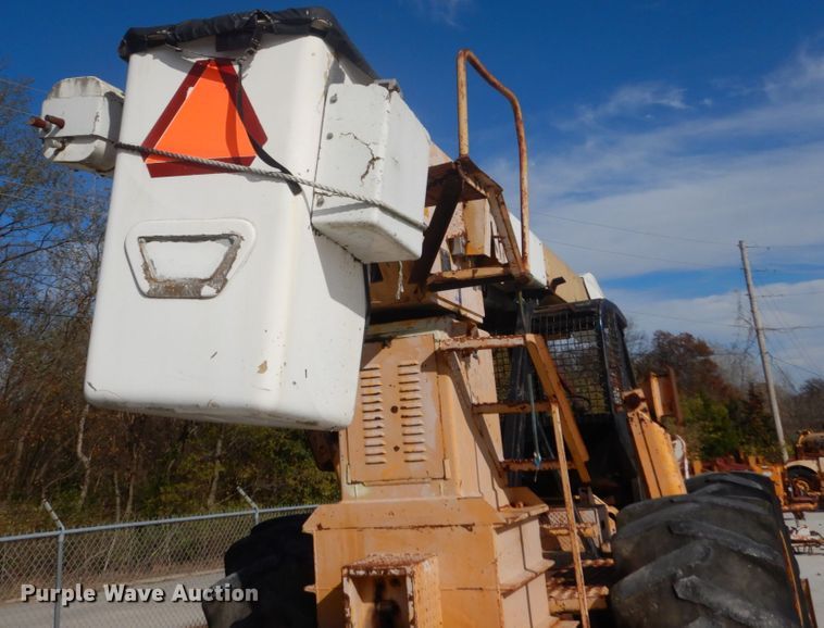 image for item DI1032 John Deere 440 skidder with boom