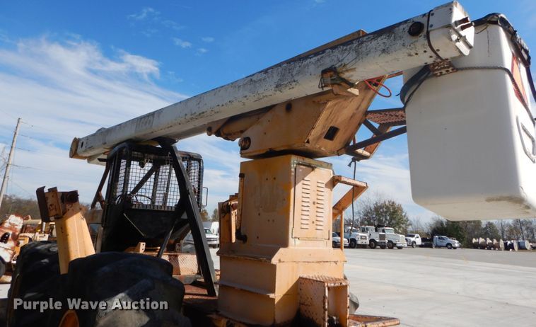 image for item DI1032 John Deere 440 skidder with boom