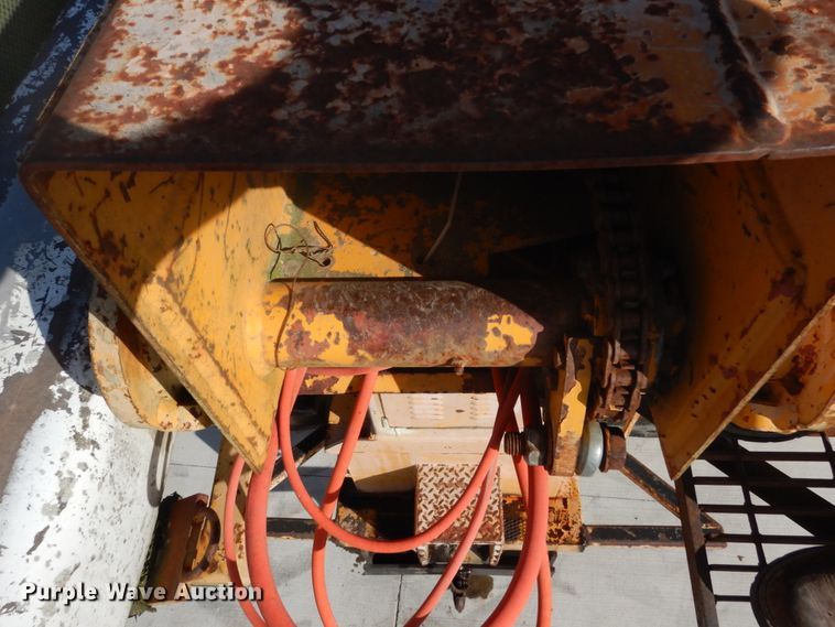 image for item DI1032 John Deere 440 skidder with boom