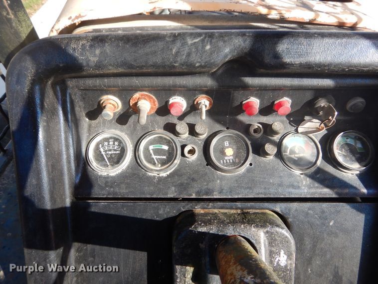 image for item DI1032 John Deere 440 skidder with boom