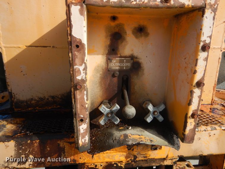 image for item DI1032 John Deere 440 skidder with boom