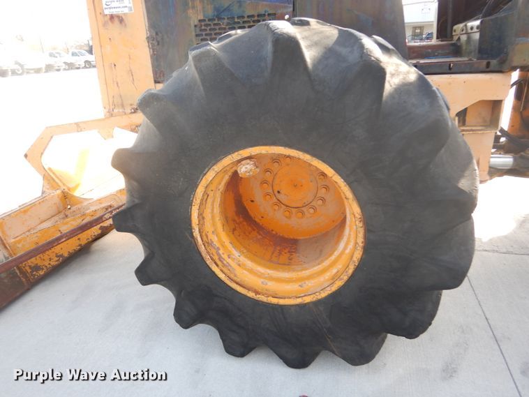 image for item DI1032 John Deere 440 skidder with boom