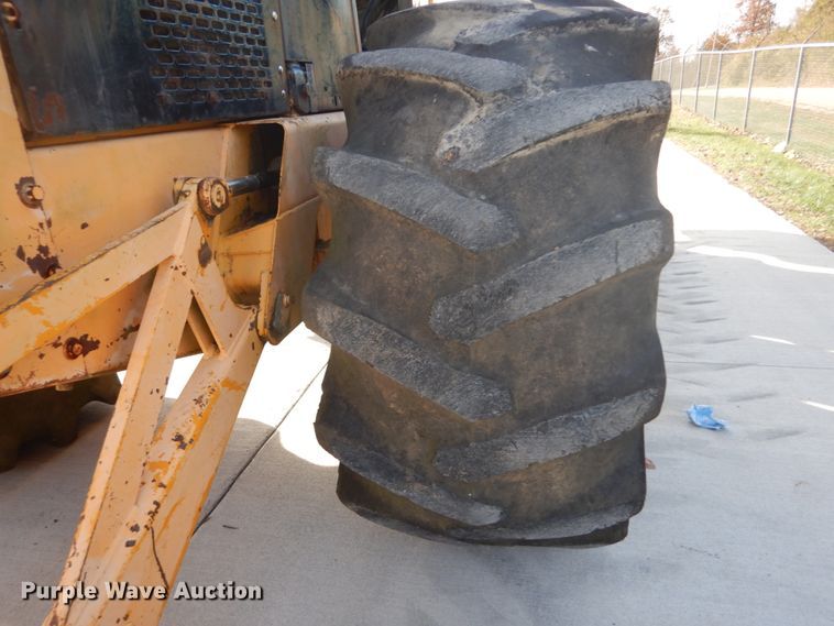 image for item DI1032 John Deere 440 skidder with boom