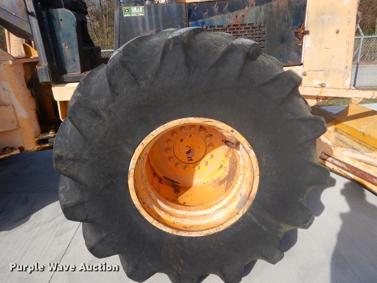 image for item DI1032 John Deere 440 skidder with boom