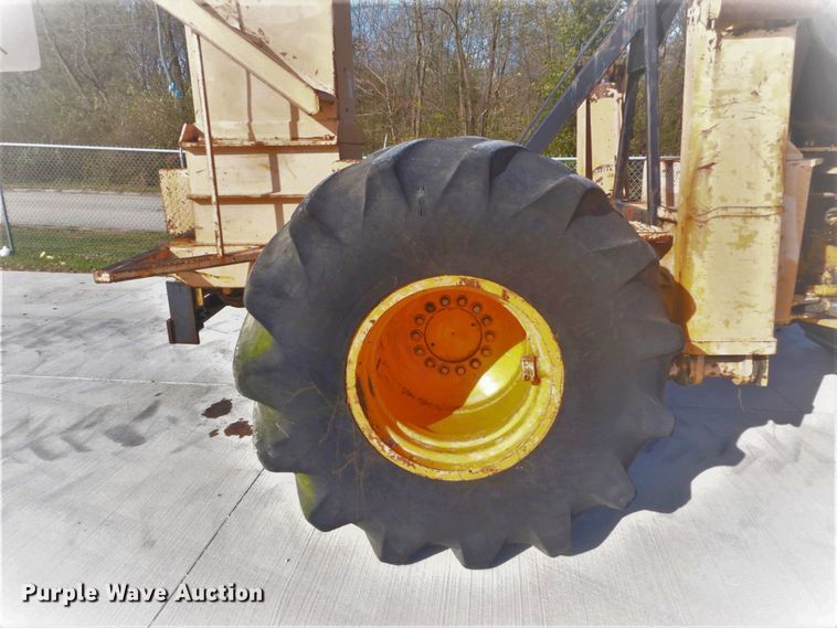 image for item DI1032 John Deere 440 skidder with boom