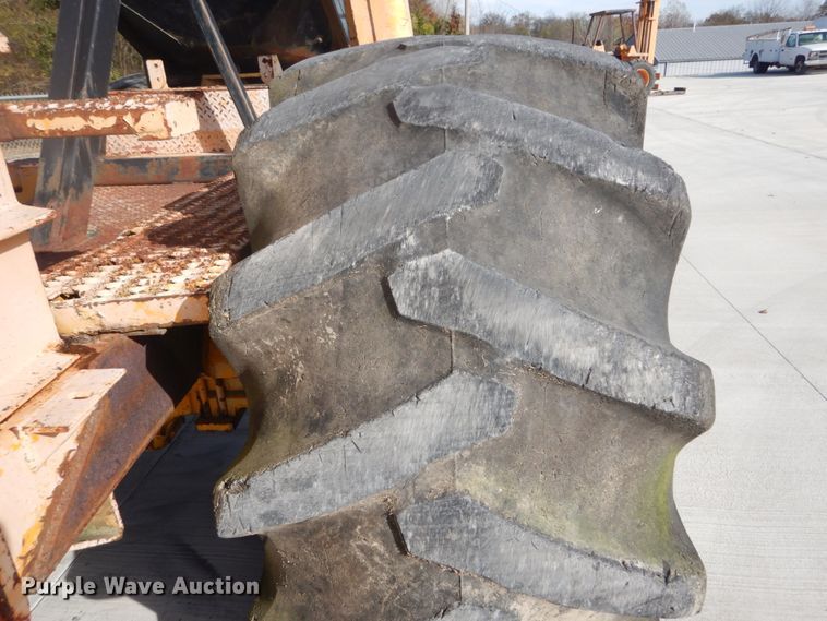 image for item DI1032 John Deere 440 skidder with boom