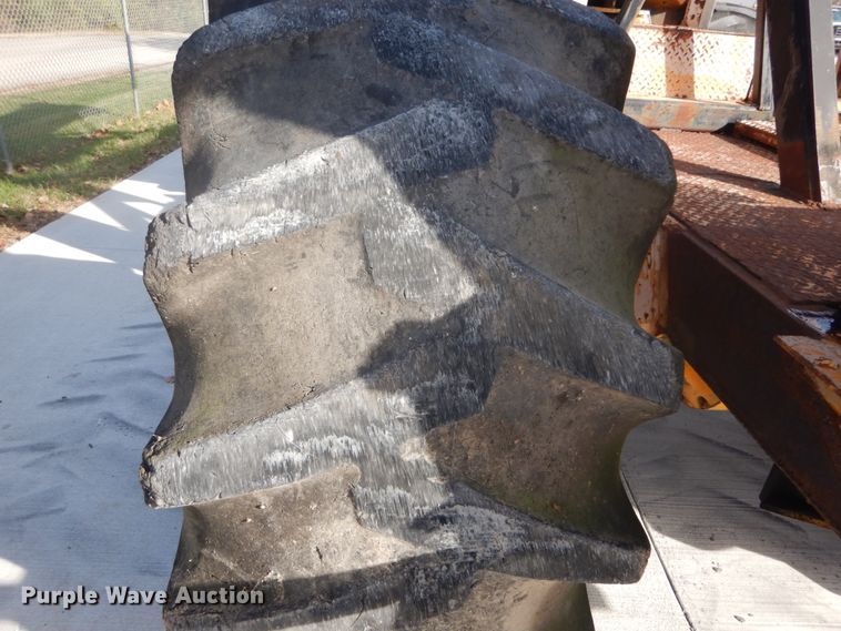 image for item DI1032 John Deere 440 skidder with boom