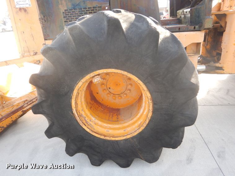 image for item DI1032 John Deere 440 skidder with boom