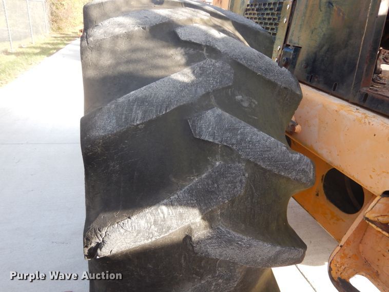 image for item DI1032 John Deere 440 skidder with boom