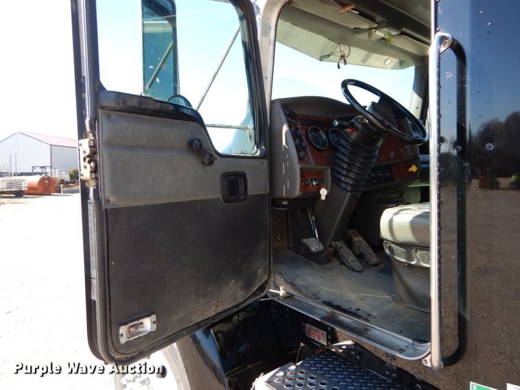 image for item DI8370 2004 Kenworth T300  service truck with crane