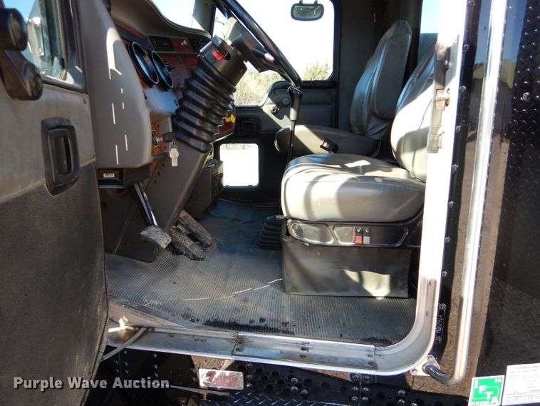 image for item DI8370 2004 Kenworth T300  service truck with crane