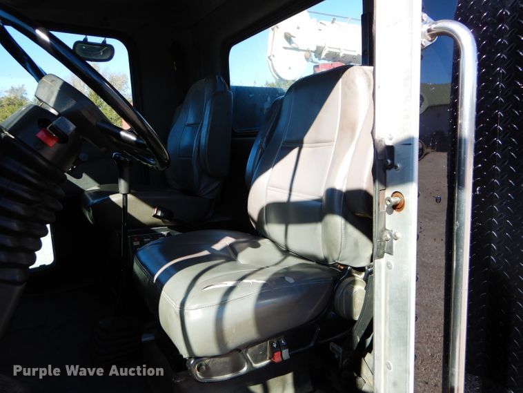 image for item DI8370 2004 Kenworth T300  service truck with crane