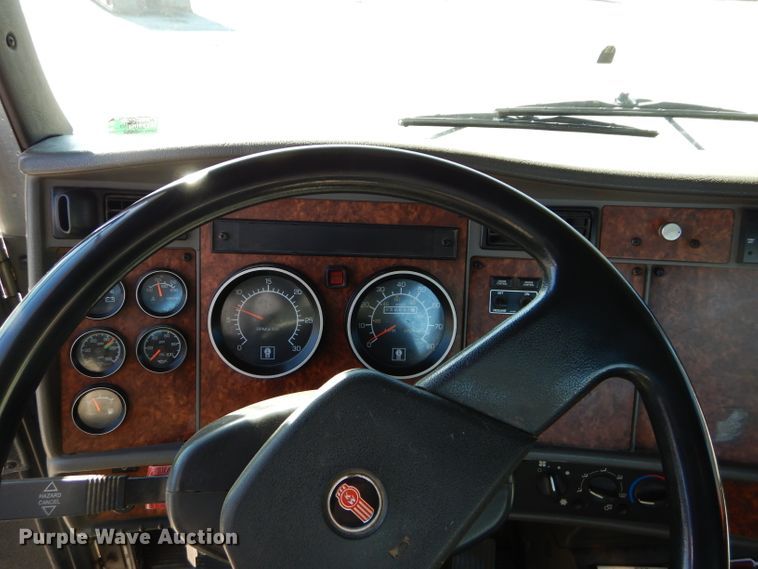 image for item DI8370 2004 Kenworth T300  service truck with crane