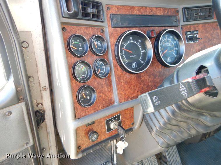 image for item DI8370 2004 Kenworth T300  service truck with crane