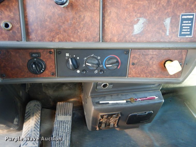 image for item DI8370 2004 Kenworth T300  service truck with crane