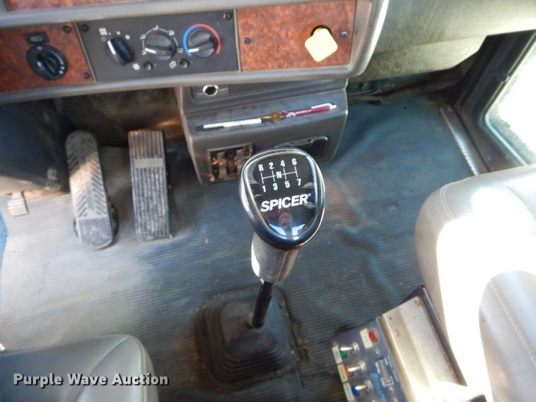 image for item DI8370 2004 Kenworth T300  service truck with crane