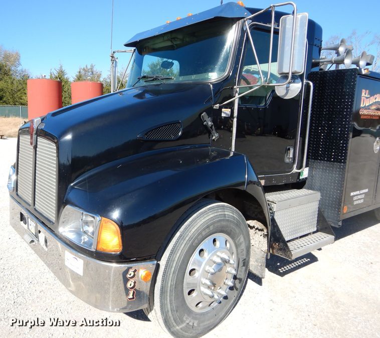 image for item DI8370 2004 Kenworth T300  service truck with crane