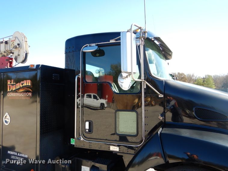 image for item DI8370 2004 Kenworth T300  service truck with crane