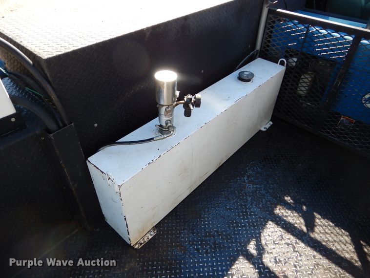 image for item DI8370 2004 Kenworth T300  service truck with crane