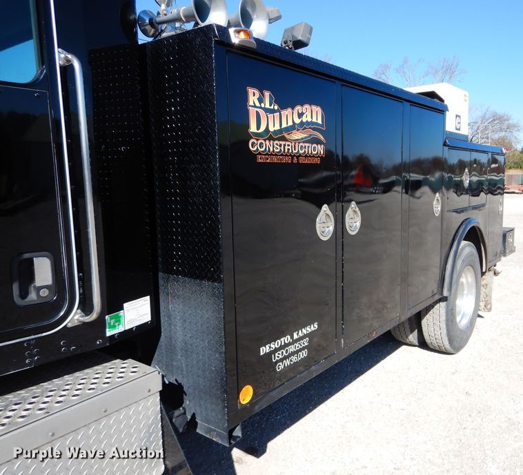 image for item DI8370 2004 Kenworth T300  service truck with crane