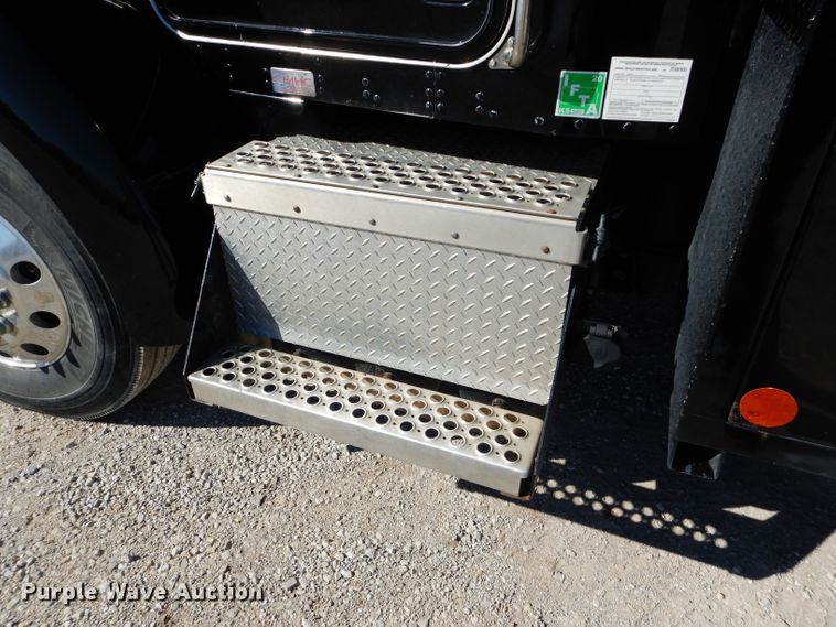 image for item DI8370 2004 Kenworth T300  service truck with crane