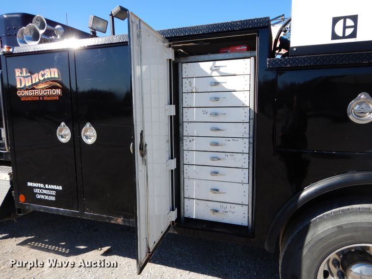 image for item DI8370 2004 Kenworth T300  service truck with crane