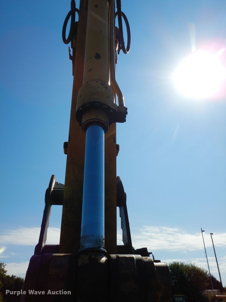 image for item DJ4405 2005 John Deere 200C LC  excavator