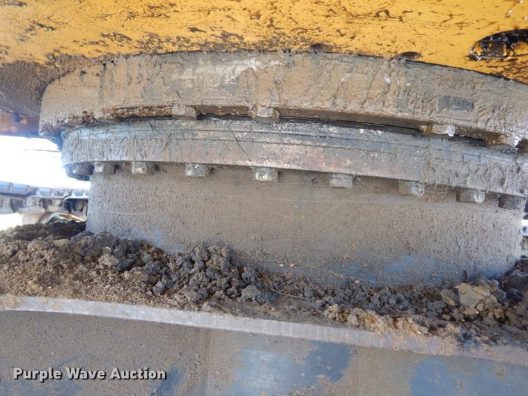 image for item DJ4405 2005 John Deere 200C LC  excavator