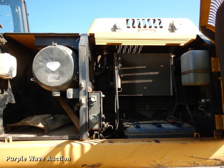 image for item DJ4405 2005 John Deere 200C LC  excavator