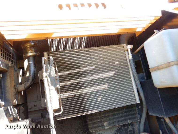 image for item DJ4405 2005 John Deere 200C LC  excavator