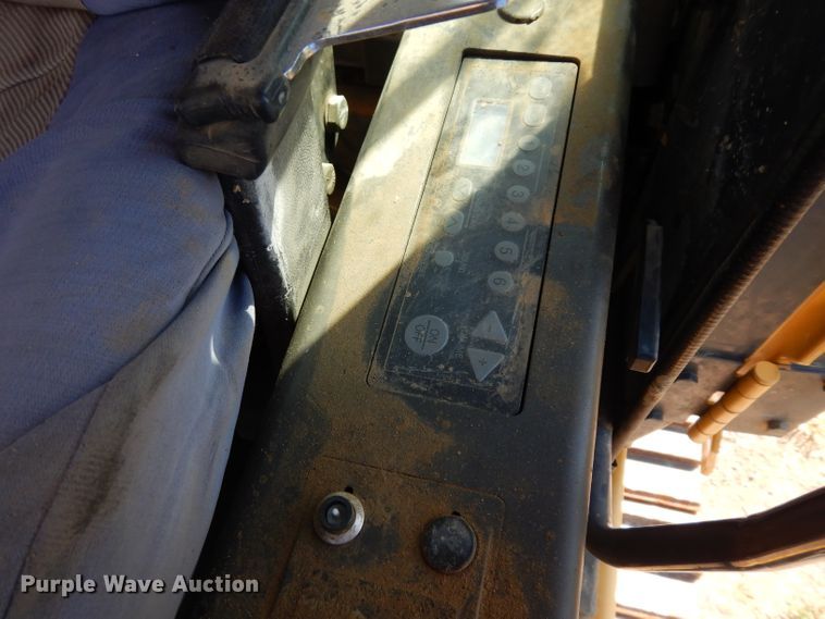 image for item DJ4405 2005 John Deere 200C LC  excavator