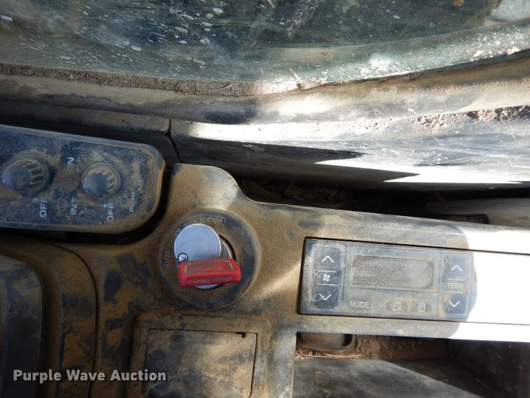 image for item DJ4405 2005 John Deere 200C LC  excavator