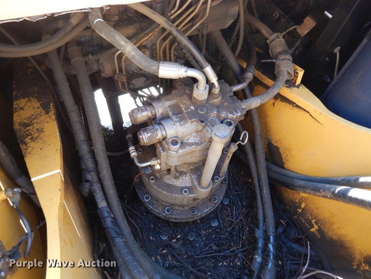 image for item DJ4405 2005 John Deere 200C LC  excavator