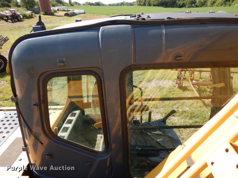 image for item DJ4405 2005 John Deere 200C LC  excavator