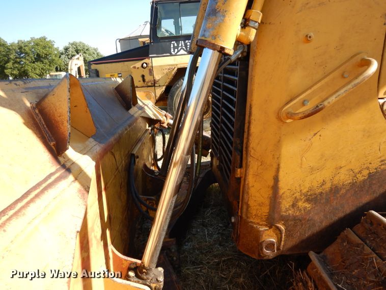 image for item DJ4421 1997 Caterpillar D6R  dozer