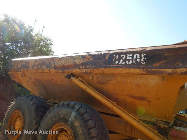 image for item DJ4422 1997 Caterpillar D250E  haul truck