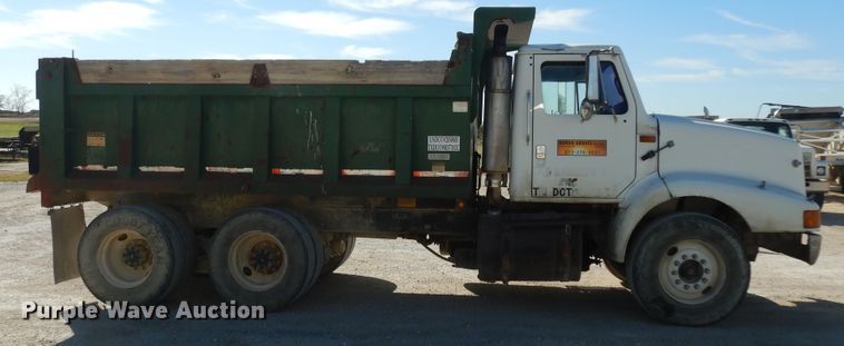 image for item DJ6689 1993 International 8200  dump truck