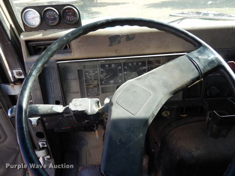 image for item DJ6689 1993 International 8200  dump truck