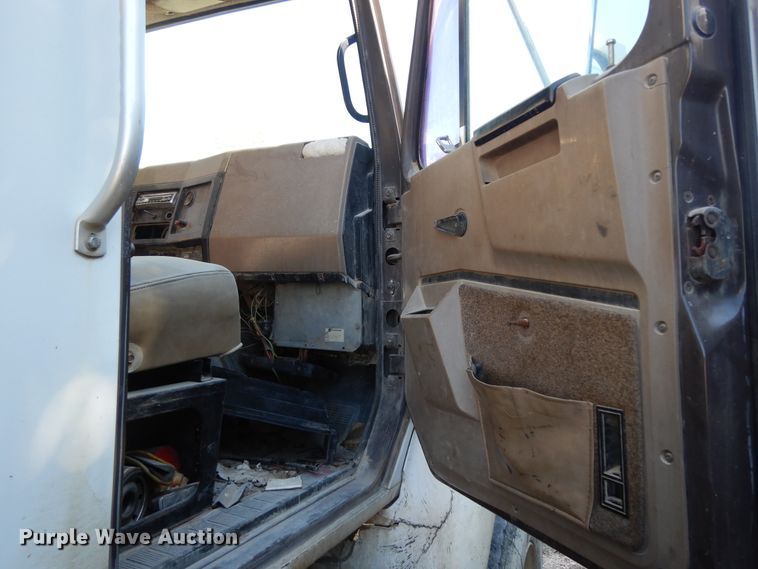 image for item DJ6689 1993 International 8200  dump truck