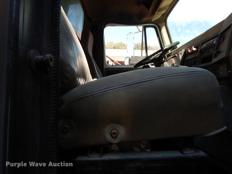 image for item DJ6689 1993 International 8200  dump truck