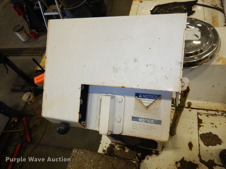 image for item DJ6905 2011 Roadtec RP195  paver