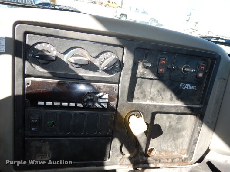 image for item DJ6922 2015 International 4400SBA  bucket truck