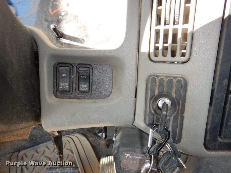 image for item DJ6922 2015 International 4400SBA  bucket truck